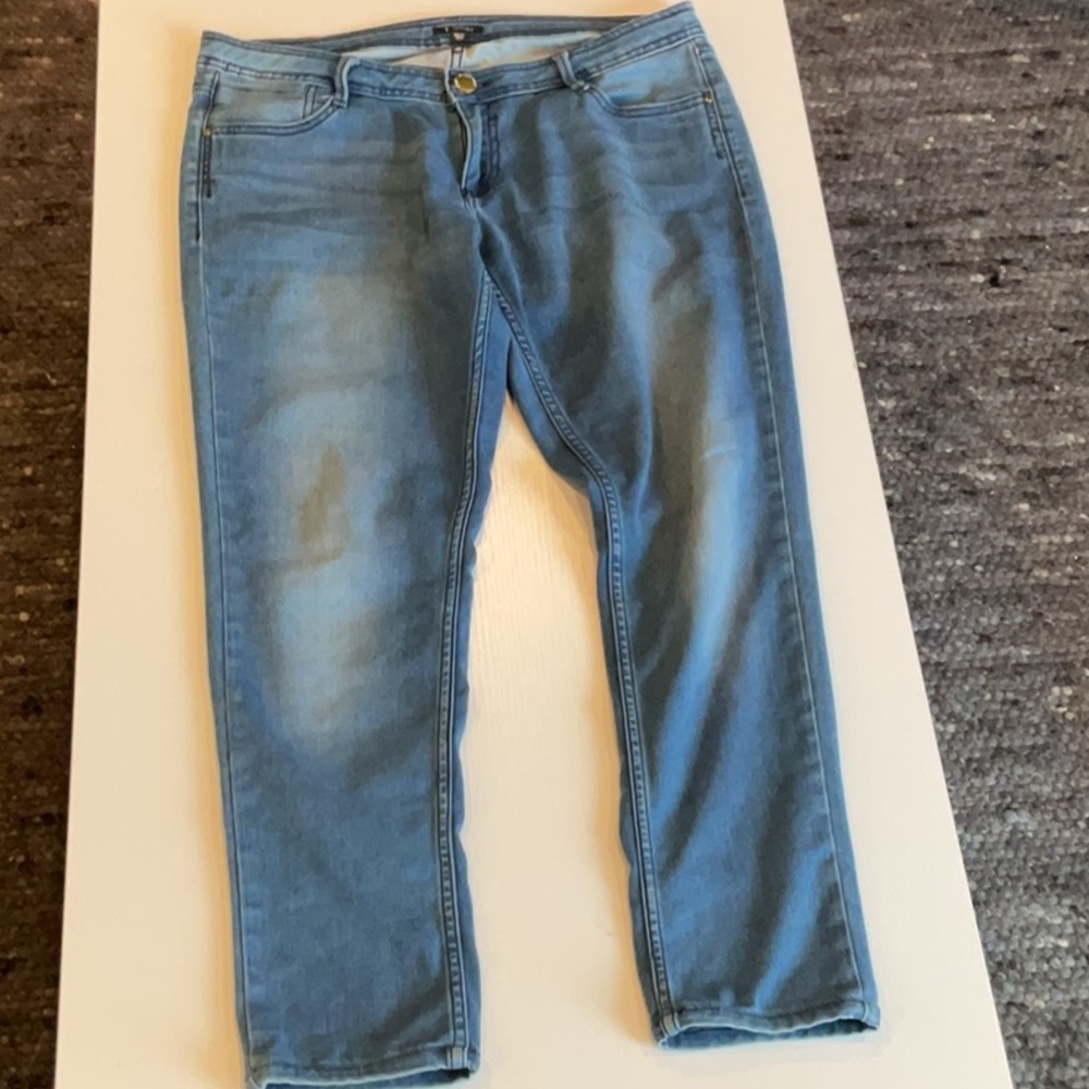 Size 32 Van, Heusen jeans straight leg mid rise